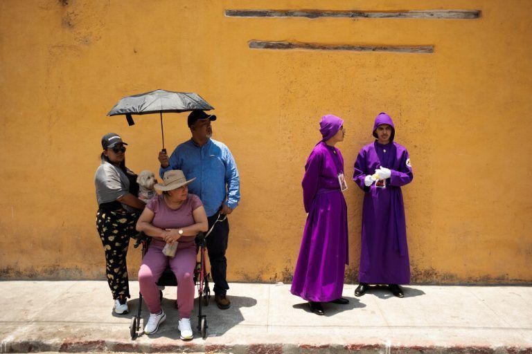 Katholische Gläubige betrachten in der Karwoche eine Prozession in Antigua, Guatemala. Reuters