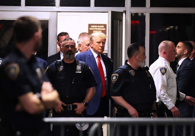 Kein Winken und keine Siegerfaust: Mit ernstem Gesicht blickt Trump zu den Kameras, bevor er den Verhandlungssaal betritt. AfP
