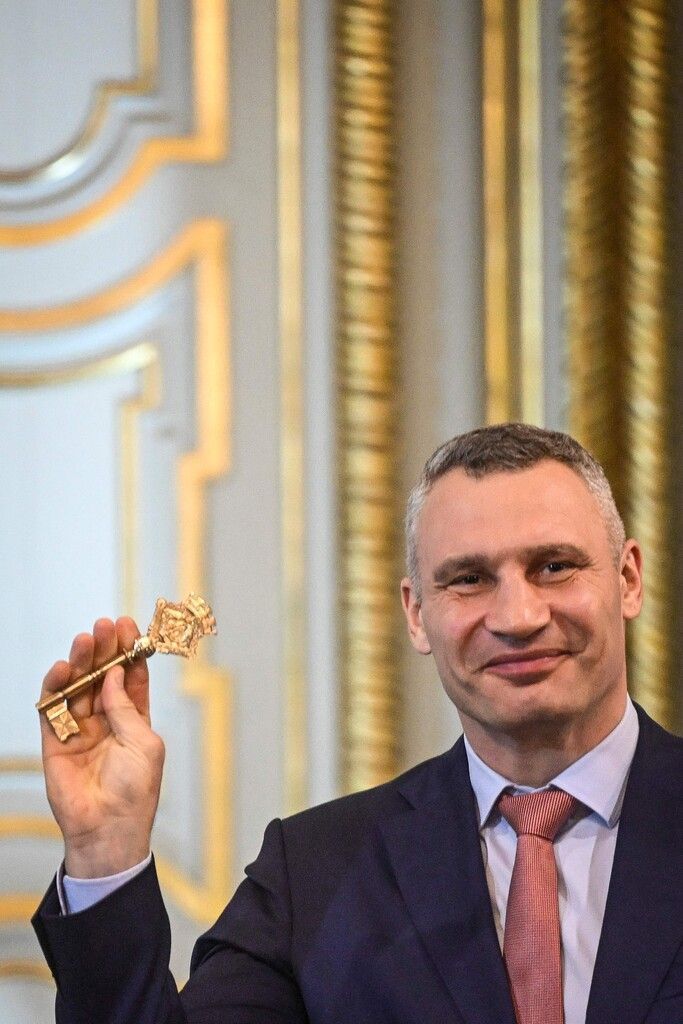 Kiews Bürgermeister Vitali Klitschko hat von Lissabons Bürgermeister Carlos Moedas den symbolischen Schlüssel zur Stadt bekommen. AFP