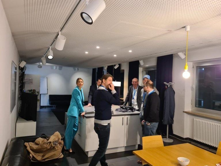 Kurzer Einblick in den „VIP-Raum“, in dem die Experten die Spiele beobachten.