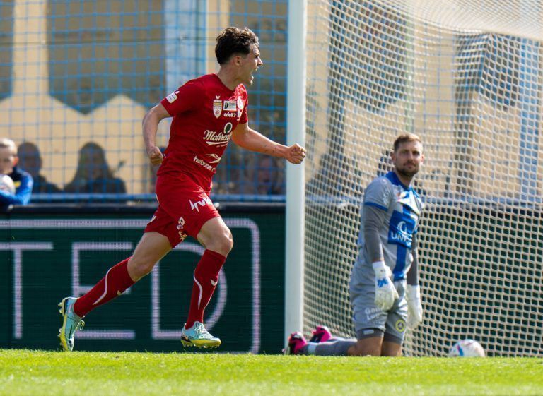 Leo Mätzler bejubelt seinen ersten Saison­treffer, rechts Andreas Lukse.gepa