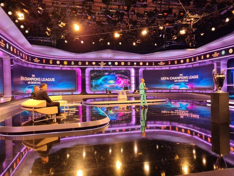 Lothar Matthäus und Andreas Herzog lauschen als Experten von Sky Sport Austria den Begrüßungsworten von Moderatorin Constanze Weiss beim Achtelfinale der Champions League.(MKR/5, Sky/2)