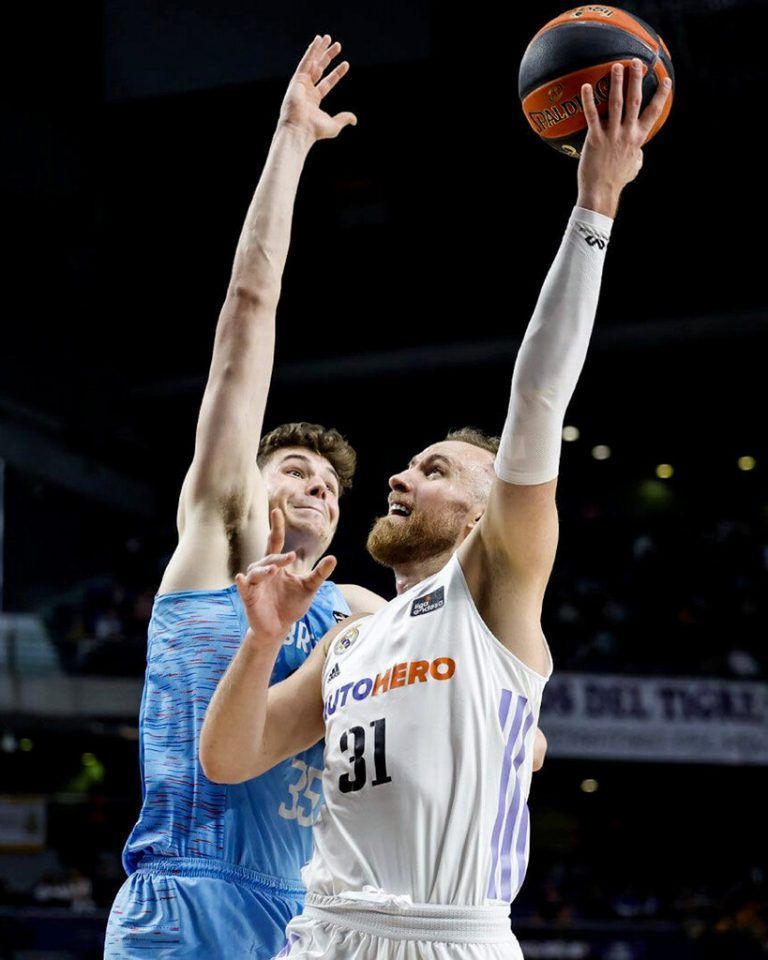 Luka Brajkovic (l.) im Duell mit Real-Topskorer Dzanan Musa (14 Punkte).RIO Breogan