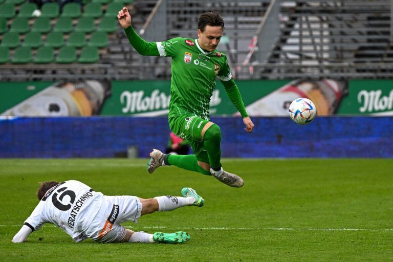 Lukas Fridrikas, im Bild gegen Nikolas Veratschnig, erzielte seinen fünften Saisontreffer. Dieser sollte gegen Wolfsberg jedoch zu wenig sein.gepa