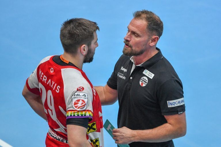 Lukas Schweighofer kam zuletzt bei Hard-Coach Hannes Jon Jonsson (r.) nur noch unregelmäßig zum Einsatz. Gepa