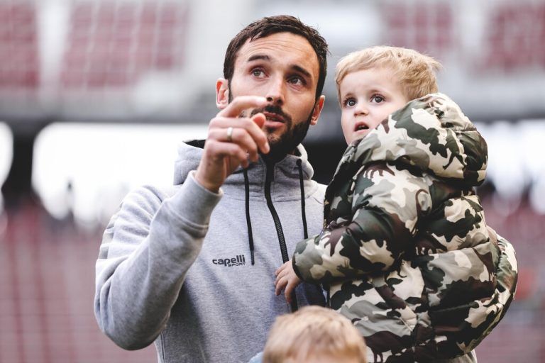 Markus Pink mit seinem Sohn beim Abschied von Austria Klagenfurt.gepa