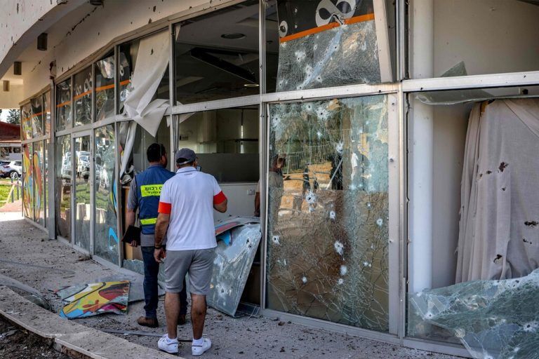 Menschen betrachten in der Stadt Schlomi Schäden. AFP
