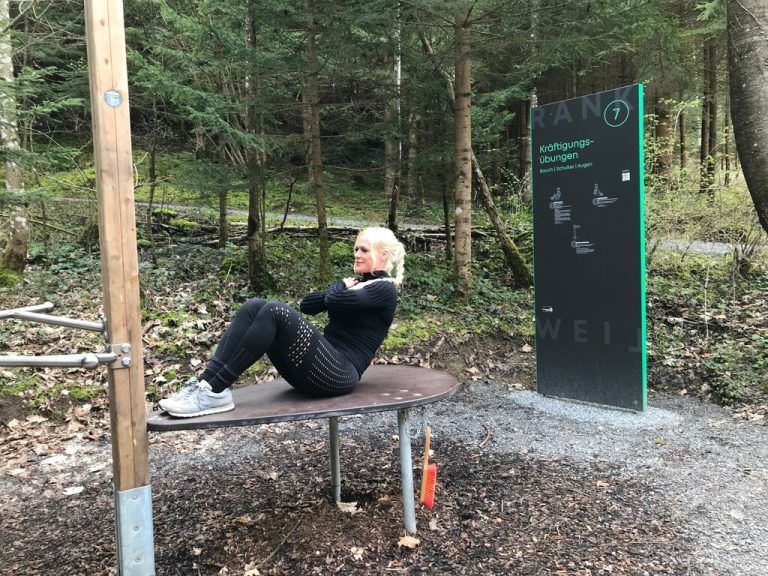 Mit dieser Übung wird mehr als nur der Bauchmuskel trainiert.