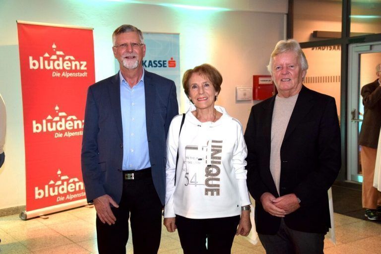 Mit leckeren Käsknöpfle werden Rosemarie und Othmar Kraft und Karl-Heinz Martin die Gäste im Seehotel Hoffmann in Steindorf bekochen.licht ins dunkel