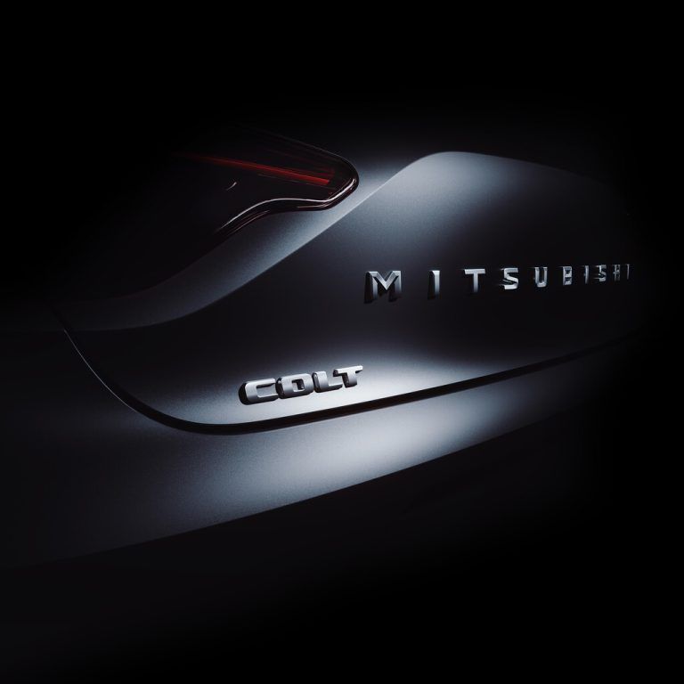 Mitsubishi bringt im Herbst den Kleinwagen Colt zurück. Die speziell für Europa entwickelte neue Generation teilt sich die Technik mit dem Clio von Allianzpartner Renault und übernimmt auch dessen 143 PS starken Hybridantrieb. Basismotor wird ein 1,0-Liter-Dreizylinder mit 67 PS, alternativ ist eine Turbovariante 91 PS zu haben. Der Mitsubishi Colt zählt zu den dienstältesten Kleinwagen-Baureihen der Welt, die erste Generation kam in Japan bereits 1962 auf den Markt. 2014 stellten die Japaner den Verkauf des Colt nach sechs Generationen ein.