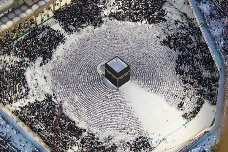 Muslimische Gläubige besuchen während des Ramadans die Kaaba, das zentralste Heiligtum in der Großen Moschee von Mekka. AFP