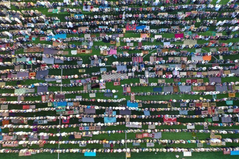 Nach dem Ramadan feiern Muslime das Fest des Fastenbrechens, Eid al-Fitr. Diese Luftaufnahme zeigt Betende in Idlib, Syrien. AFP