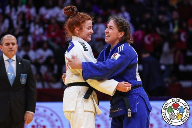 Nach hartem Kampf um Bronze verabschiedeten sich Lubjana Piovesana (l.) und Catherine Beauchemin-Pinard freundschaftlich voneinander. Di Feliciantonio Emanuele