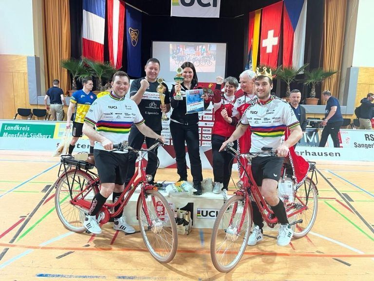 Neben dem Siegerpokal erhielten Patrick Schnetzer (l.) und Stefan Feurstein in Sangerhausen ein E-Bike. Als Torschützenkönig gab es für Feurstein zudem eine Krone.Schnetzer
