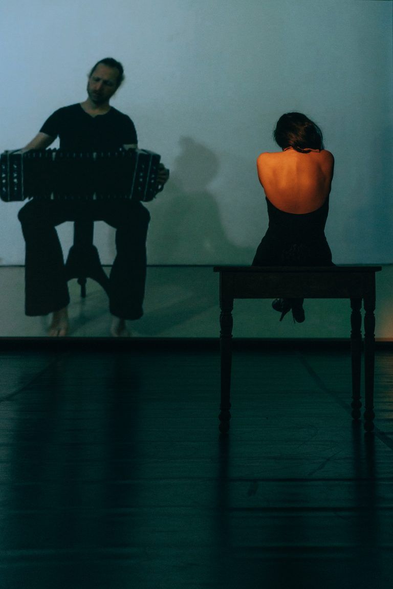Das Stück spielt gekonnt mit Klischees und Tanzgenres.