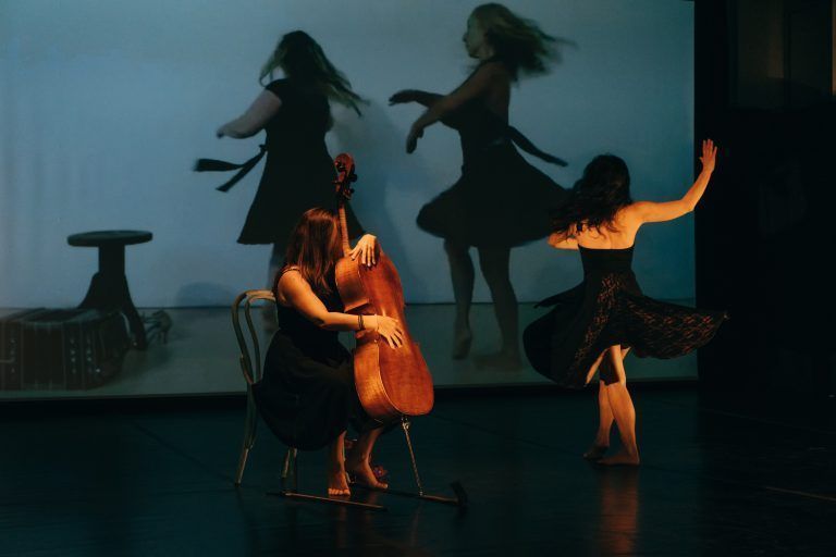 Die tiefsinnige Tanzaufführung „In Shared Spaces“ von Claudia Grava (mit Cellistin Yenisey Rodriguez) und Veronica Litvak, die auf einer Bühne in Argentinien zu sehen ist. sarah mistura