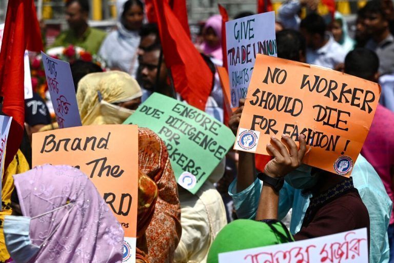Opfer der Katastrophe in der Rana-Plaza-Bekleidungsfabrik mit über 1130 Toten protestieren zum 10. Jahrestag bei Dhaka, Bangladesch. AFP