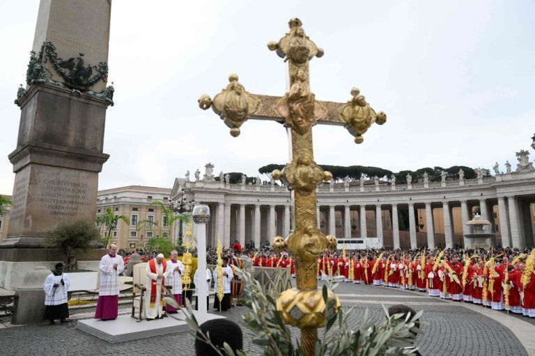 Papst Franziskus hielt den Ritus der Segnung der Olivenzweige vor Tausenden Gläubigen auf dem Petersplatz ab. VATICAN MEDIA/AFP