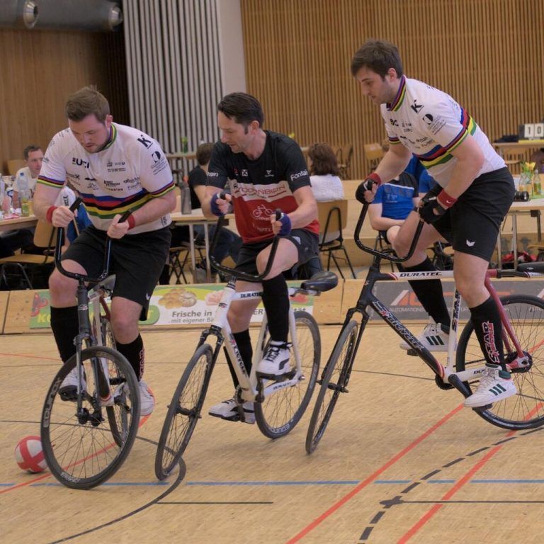 Patrick Schnetzer (l.) und Stefan Feurstein im direkten Kampf gegen ihren RV-Dornbirn-Klubkollege