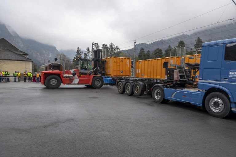 Durch den Bahntransport können viele Lkw-Fahrten eingespart werden. VN/Paulitsch (2)