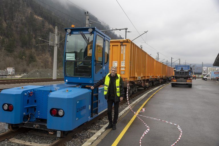 Christian Böhler gab den Startschuss für den ersten Transport der Anschlussbahn.