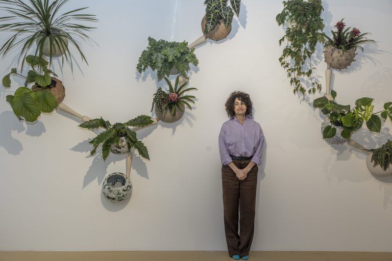 Cristina Fiorenza erschafft eine „lebende“ Skulptur, die mit den Pflanzen zu einem Ganzen wird.
