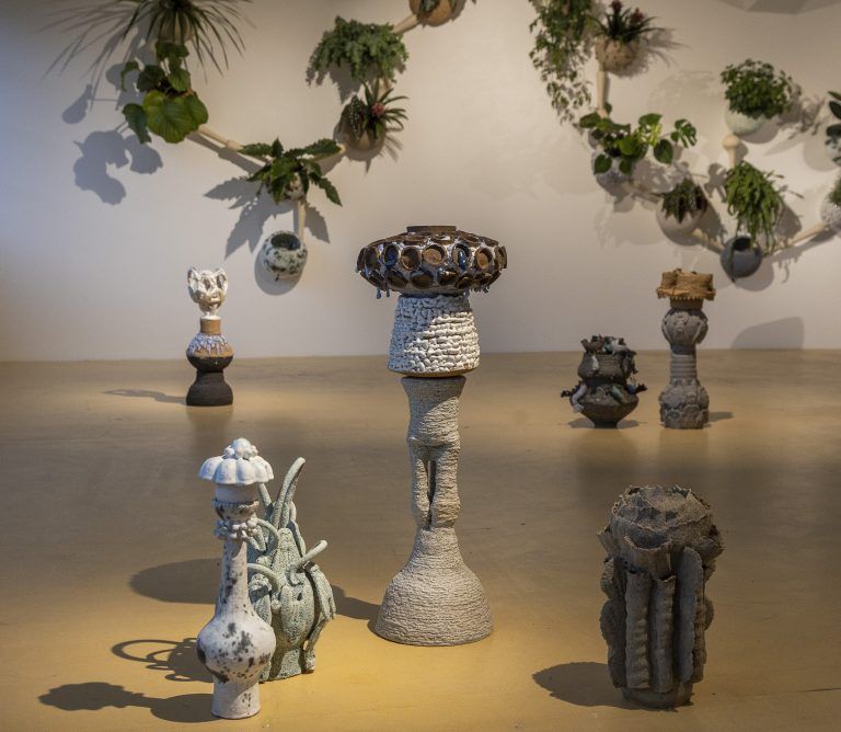 Die Ausstellung von Cristina Fiorenza gestaltet sich wie ein Spaziergang durch ihr Atelier.