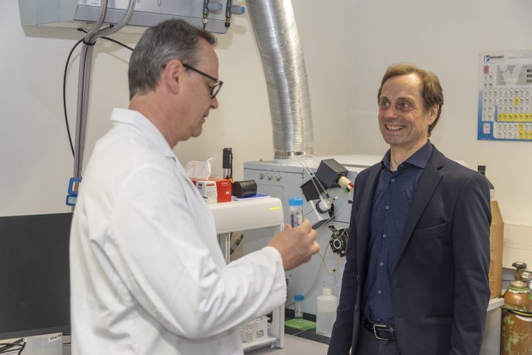 Christoph Scheffknecht mit seinem Mitarbeiter Norbert Lerchster in der Umweltanalytik. VN/PAULITSCH