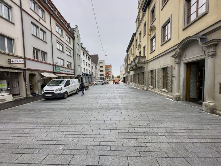 Vor dem Rathaus liegen die Pflastersteine bereits. 