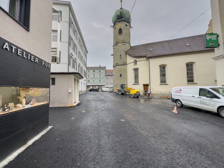 Rund um die Seekapelle kommt der gelbe Asphalt. 