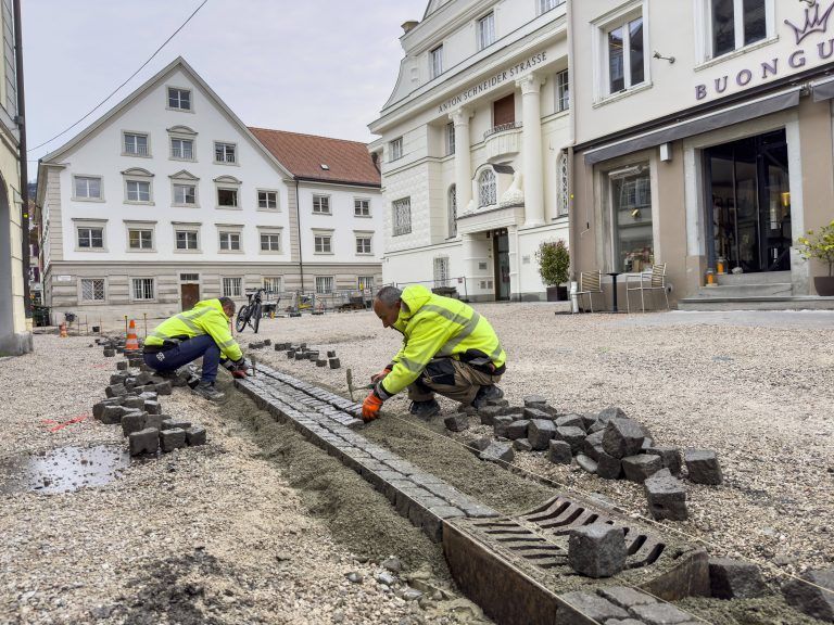 In der Anton-Schneider-Straße haben die Pflasterer in der Vorwoche die Arbeit aufgenommen. Nach der der Pizzeria Il Monello in Richtung Rathausstraße kommt der gelbe Asphalt.   <span class="copyright">VN/Paulitsch</span>