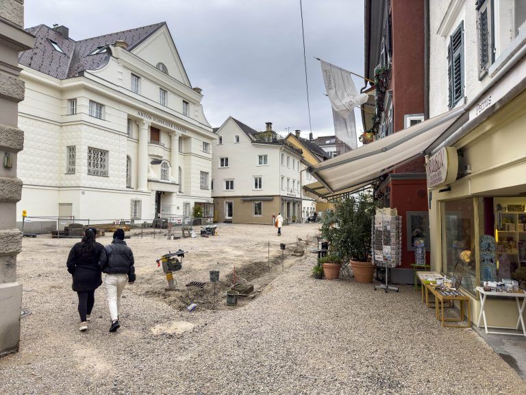 Vor der Brasserie Petrus kommt ebenfalls Pflaster. 