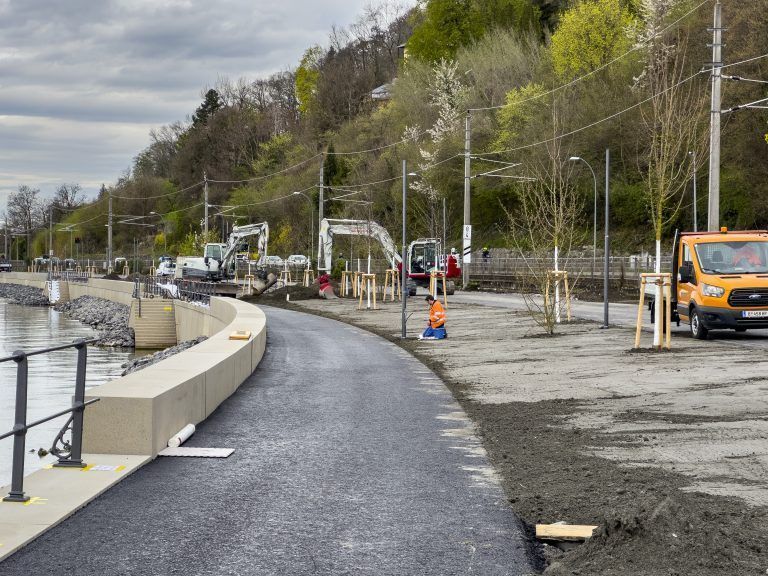Die Bäume sind gepflanzt, die Geländer bei den Stiegenabgängen gesetzt. Ende April kommt der Deckbelag.<br>