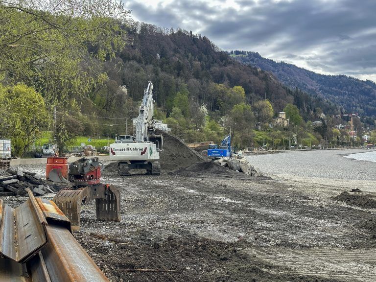 Auf der künftigen Liegewiese wird der Humus eingebaut.