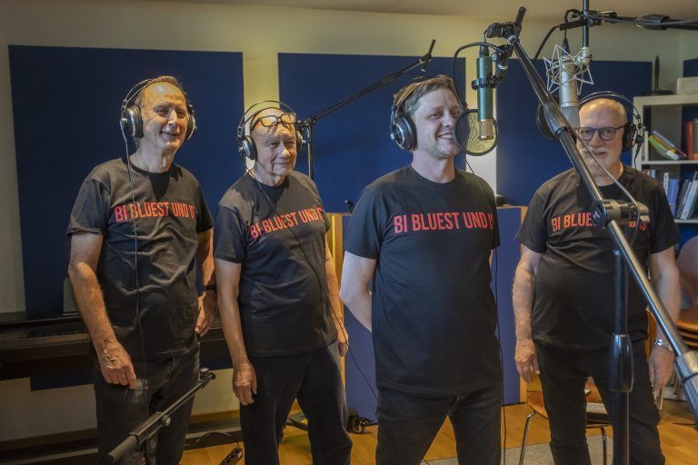Der Bregenzer Männerchor gemeinsam mit Philipp Lingg während der CD-Aufnahme im Tonstudio in Alberschwende. vn/Paulitsch