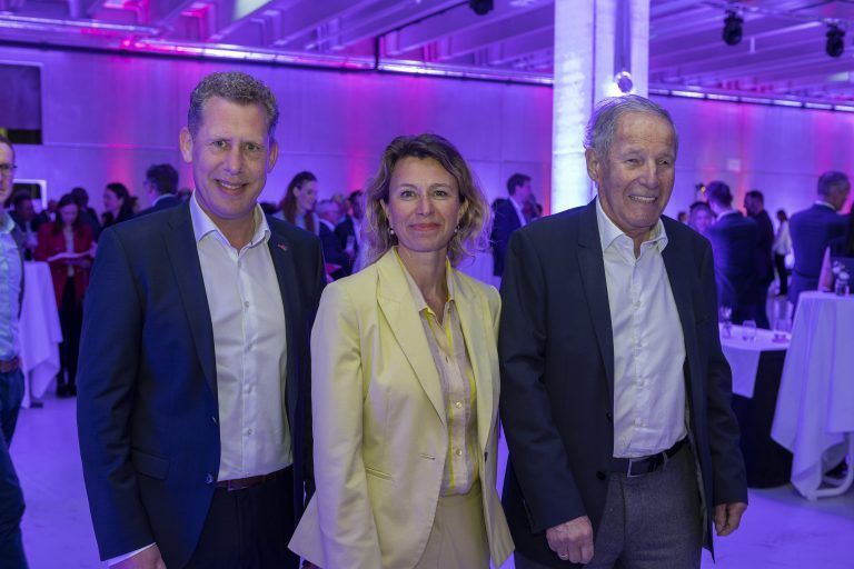 AK-Präsident Bernhard Heinzle (l.) mit AK-Vizedirektorin Eva King und Fruchtsaftmacher Roman Rauch.