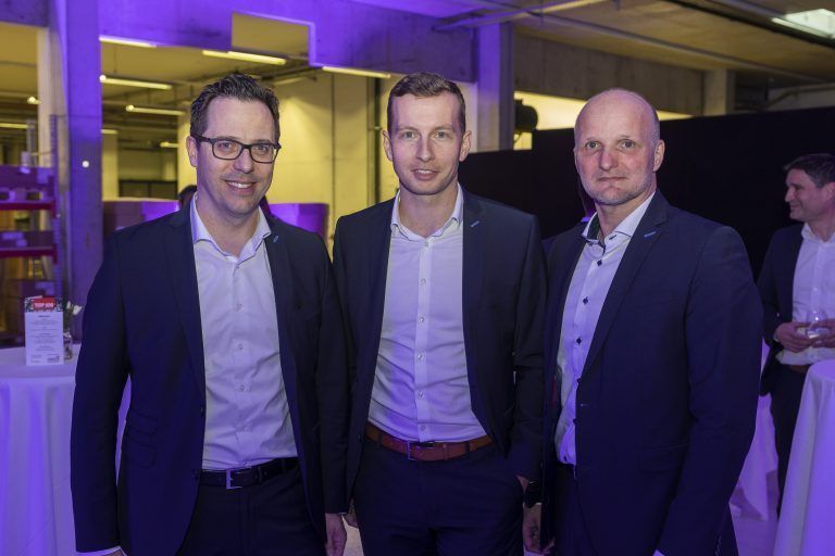 Stefan Tschol (l.) sowie CEO Angelo Holzknecht und Markus Ganahl, Gastgeber und Vorstandstrio von Hirschmann.