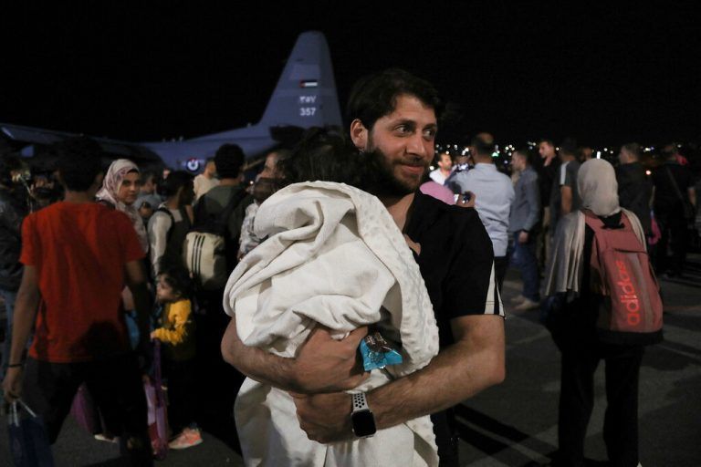 Personen, die evakuiert wurden, erreichen einen Militärflughafen in Amann. Reuters