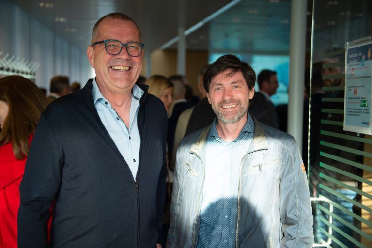 Peter Steiner (Aufsichtsratsvorsitzender Sparkasse), Arno Riedmann (r.).