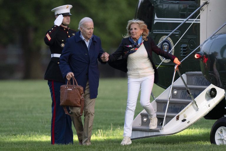Präsident Joe Biden und First Lady Jill Biden kommen in Fort Lesley J. McNair in Washington an. AP