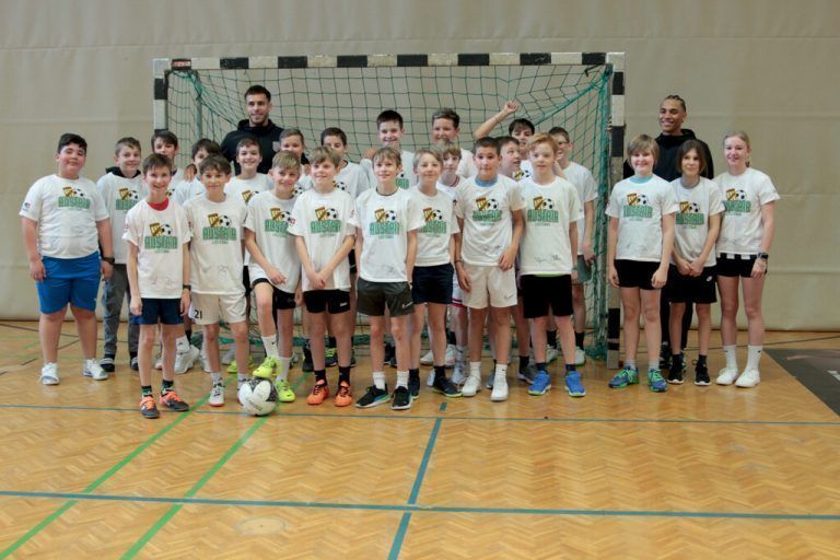 Profifußballer der Austria Lustenau gestalteten Trainingseinheiten für die Schülerinnen des BG Lustenau und stellten sich deren Fragen. BG