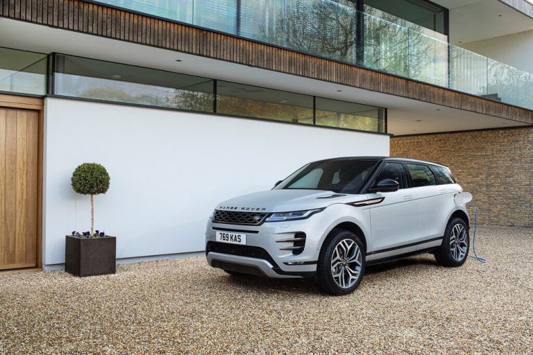 Range Rover Evoque: kaum veränderter Gesamteindruck trotz grundlegend neuer Technik. Fährt mit Benzin oder Diesel und, im PHEV, auch mit Strom.