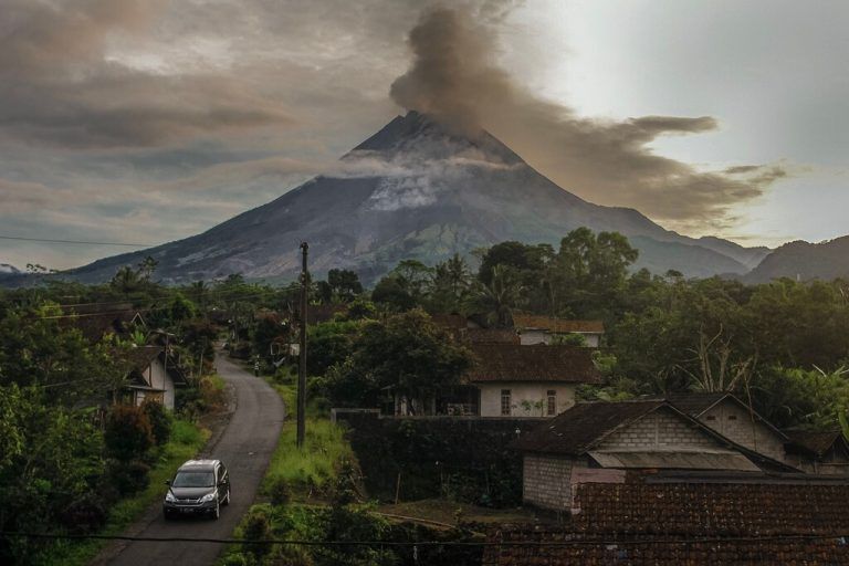 Rauch steigt über dem Mount Merapi auf der Insel Java auf. Es handelt sich um den aktivsten Vulkan Indonesiens. AFP