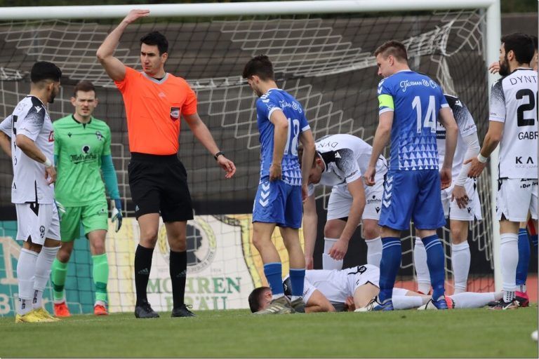 Schiedsrichter Bosnjak Stjepan stand beim Spiel in Bregenz immer wieder im Mittelpunkt.Luggi Knobel/2