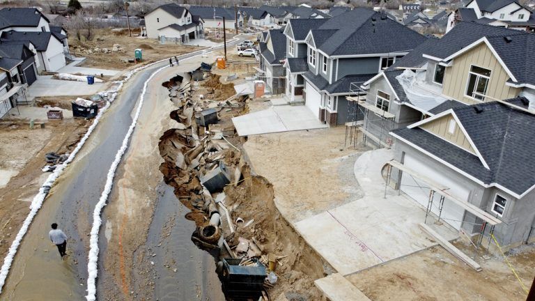 Schmelzwasser hat in Kaysville im US-Staat Utah eine Straße zerstört. Die Evakuierung von mindestens 20 Häusern wurde angeordnet. AP