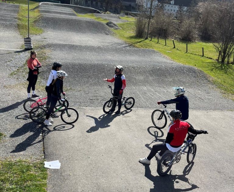 Schüler des Sportgymnasiums Dornbirn waren zu Gast auf der BMX Bahn in Bludenz.