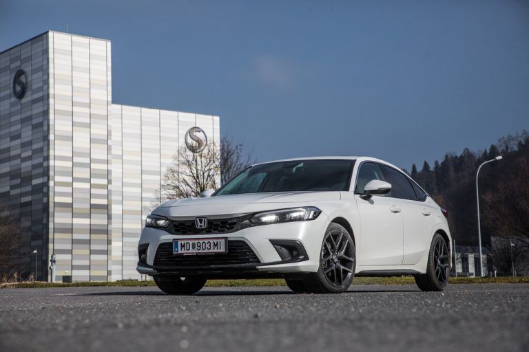 Stattlicher Auftritt: Mit 4,55 Metern Außenlänge ist der neue Honda Civic eine echte Größe in der Kompaktklasse. vn/steurer