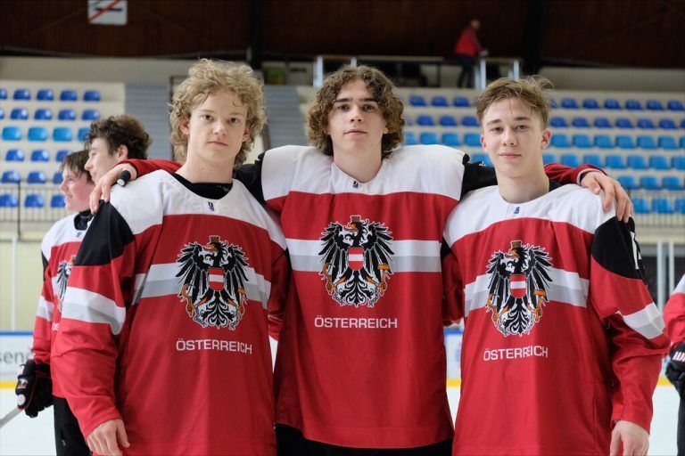 Stolze Aufsteiger: Laurin Wempe, Laurin Sandholzer und Luca Kogler, die Vorarlberger Unterstützung für das österreichische Team bei der U-18-WM.Tobias Wempe