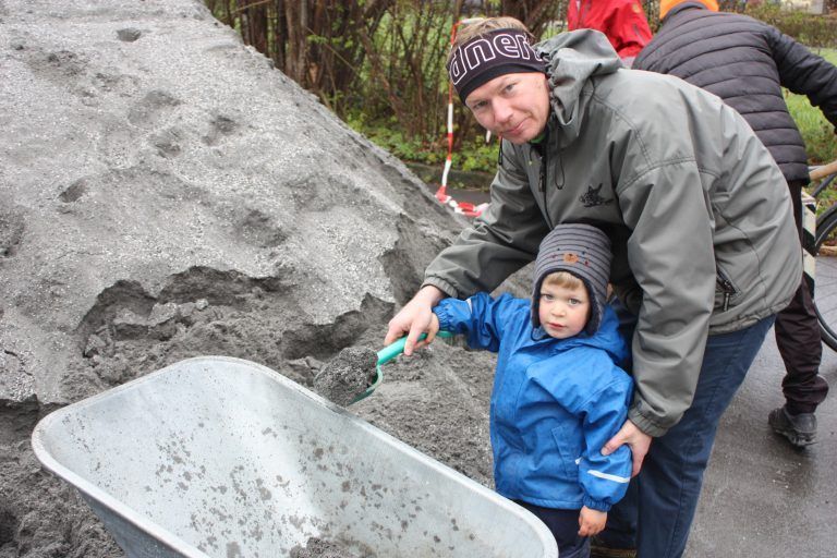 Vater Bernhard Keckeis mit Sohn Nathan holte sich den Spielsand vor Ort ab. <span class="copyright">VN-TK</span>