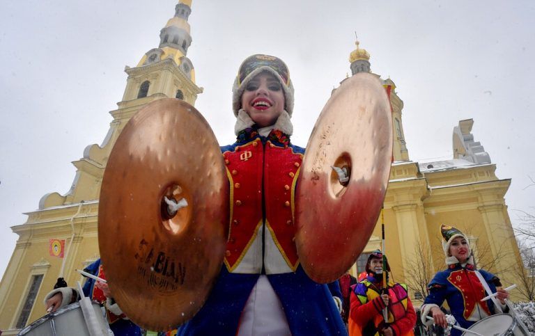 Trotz des Krieges in der Ukraine scheint der Spaß in Russland weiterzugehen: Wie hier zum 1. April in St. Petersburg. AFP